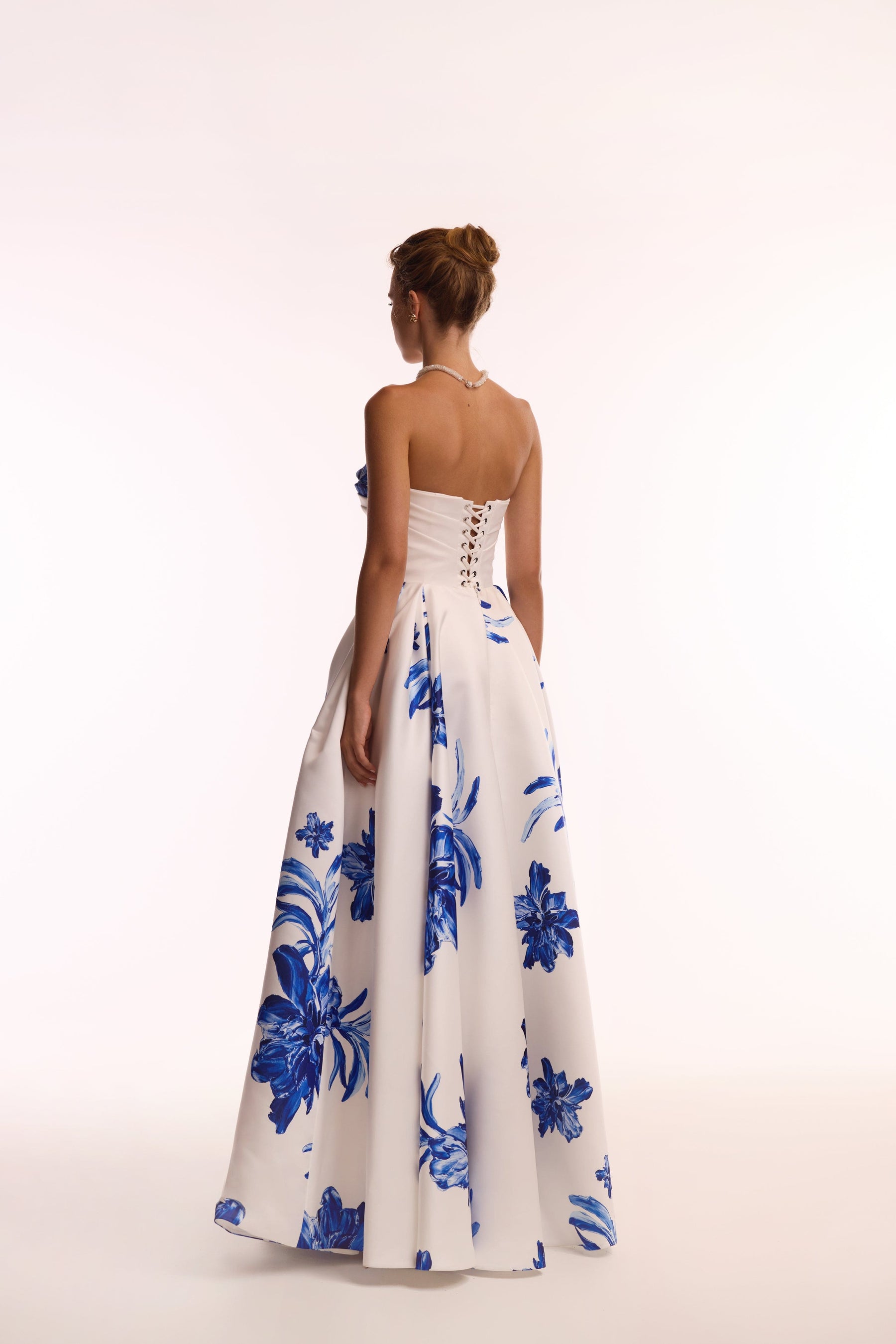 vestido midi longo branco com detalhes azul-vestimi